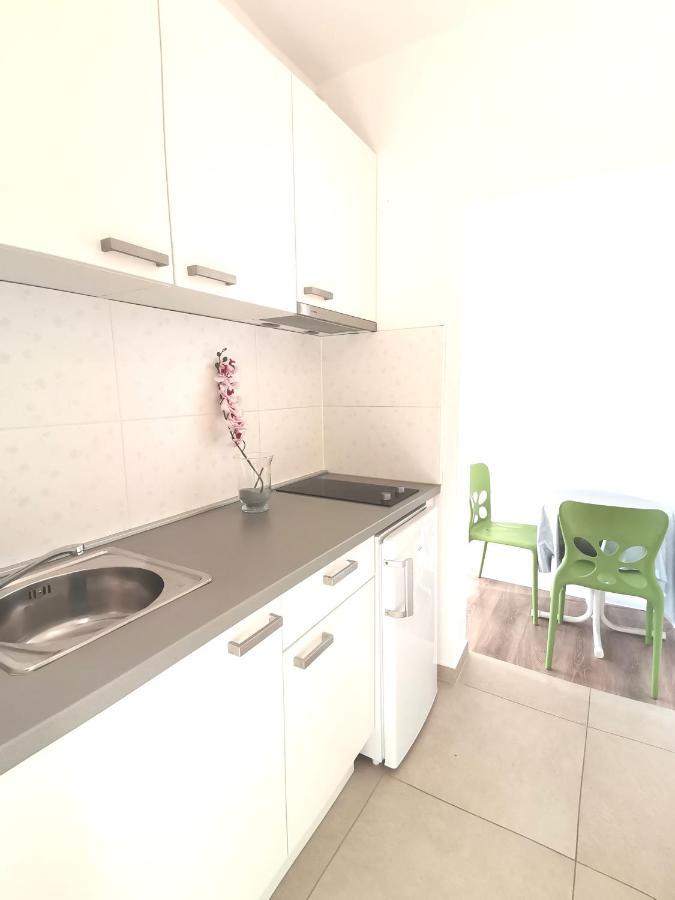 Apt White Idyll, 3 Bedrooms, 3 Bathrooms, Terrace Apt โพรไมนา ภายนอก รูปภาพ