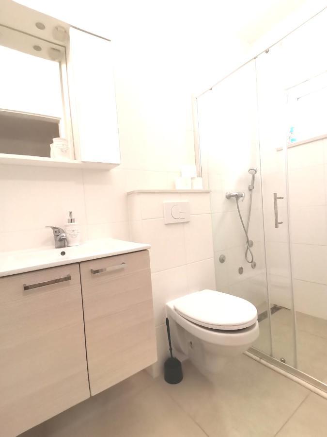 Apt White Idyll, 3 Bedrooms, 3 Bathrooms, Terrace Apt โพรไมนา ภายนอก รูปภาพ