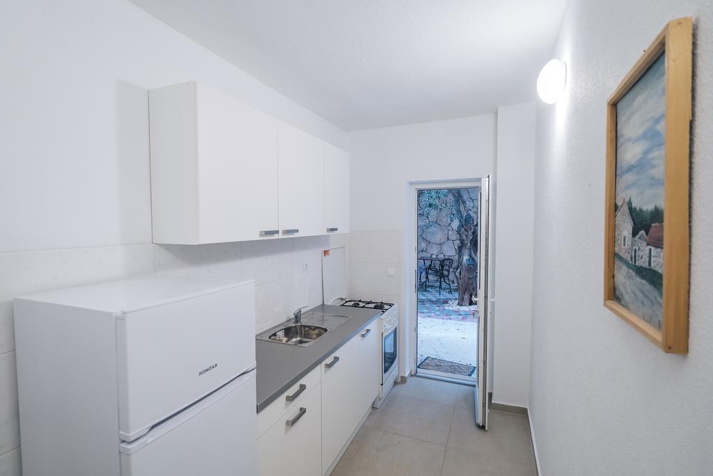 Apt White Idyll, 3 Bedrooms, 3 Bathrooms, Terrace Apt โพรไมนา ภายนอก รูปภาพ